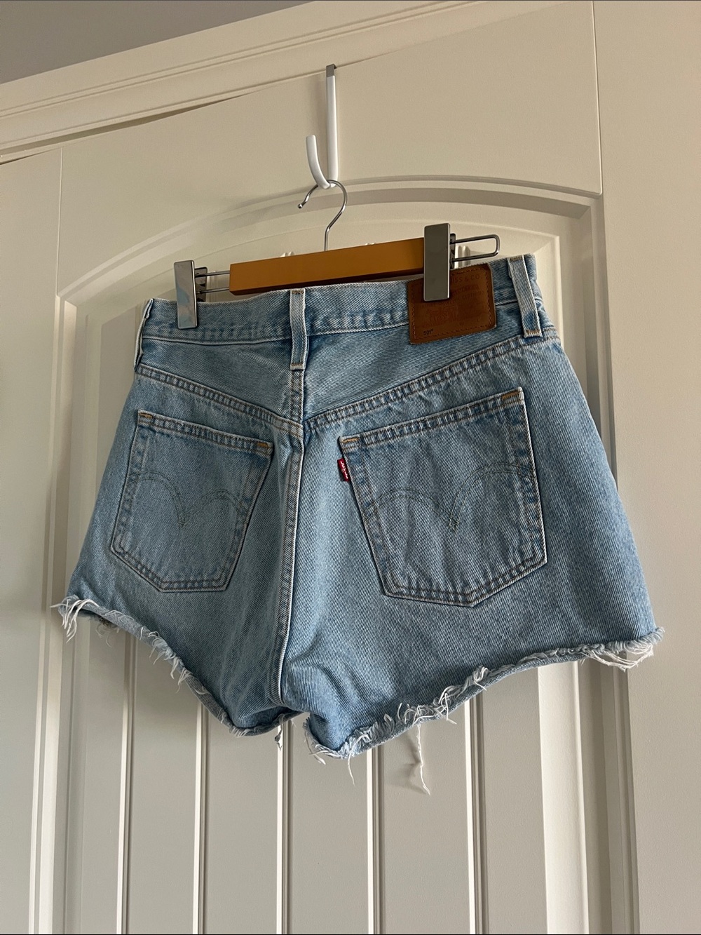 044 $20 size 28 Levi’s shorts high waist